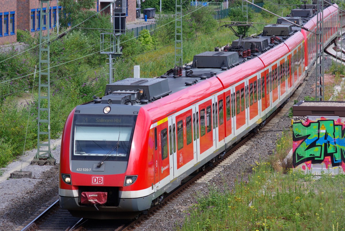 DB 422 520-7 als S1 nach Solingen am 11.7.2015 in Duisburg Großenbaum