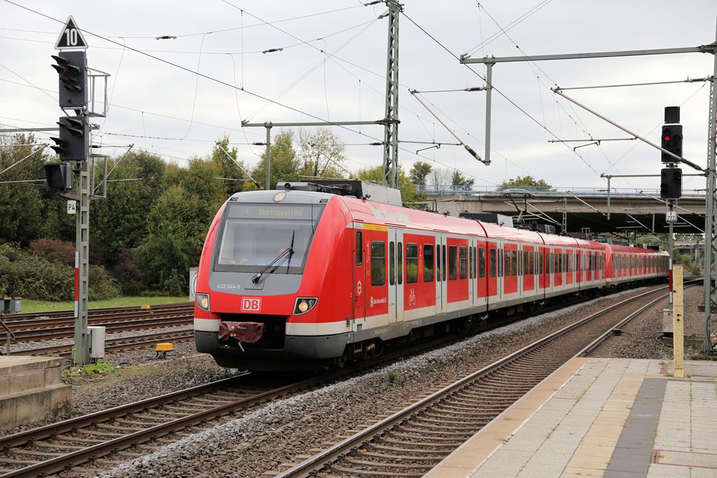 DB 422564-5 fährt hier als S 1 nach Dortmund am 7.10.2019 um 13.32 Uhr in Düsseldorf Flughafen ein.