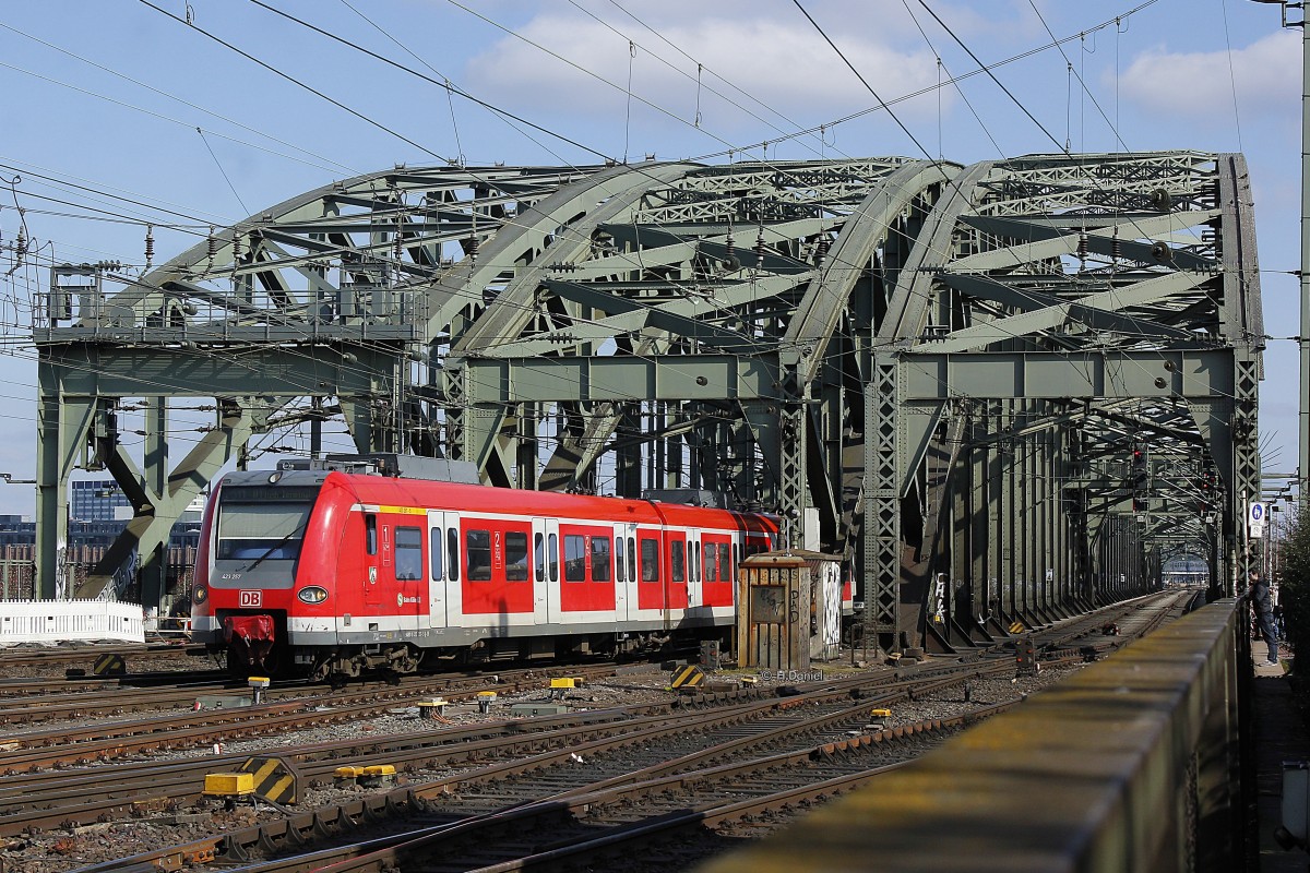 DB 423 257 als S11 �berquert die Hohenzollernbr�cke in K�ln, M�rz 2016.