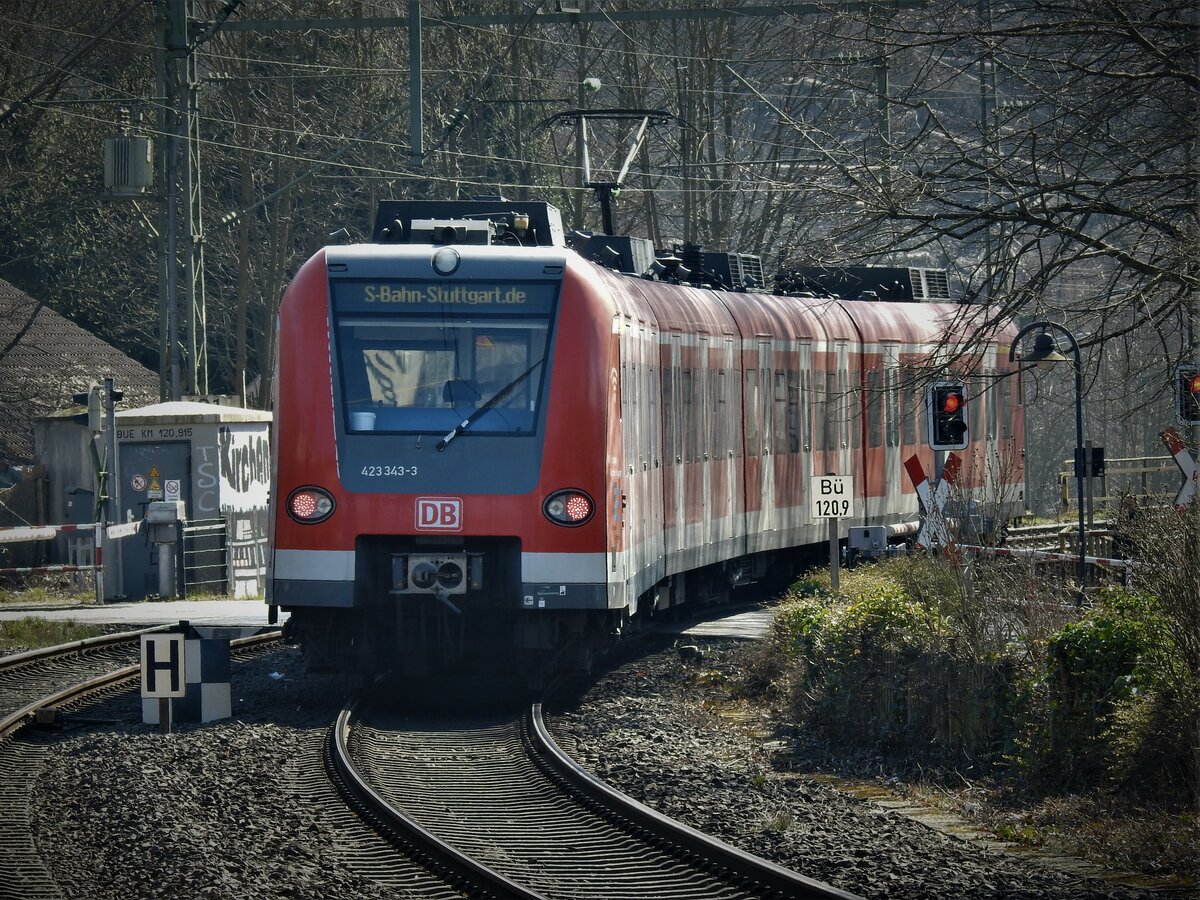 DB 423 343-3 S-BAHN STUTTGART AUF DER SIEGSTRECKE IN KIRCHEN
Die Stuttgarter S-Bahn der DB durchquert am 11.3.22 den Bahnhof KIRCHEN/SIEG,
mit Sicherheit eine Umleitungsfahrt.....