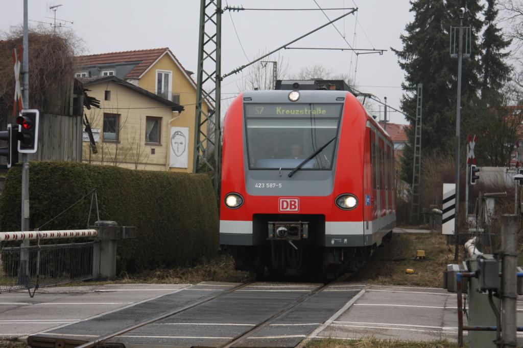 DB 423582 fährt als S 7 nach München am 23.3.2015 in Schäfflarn ein.