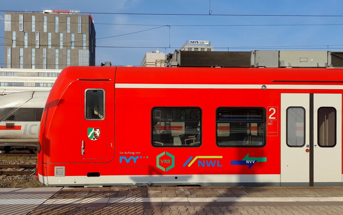 DB 425 055-1 mit allerhand Logos | Mannheim Hbf | September 2023