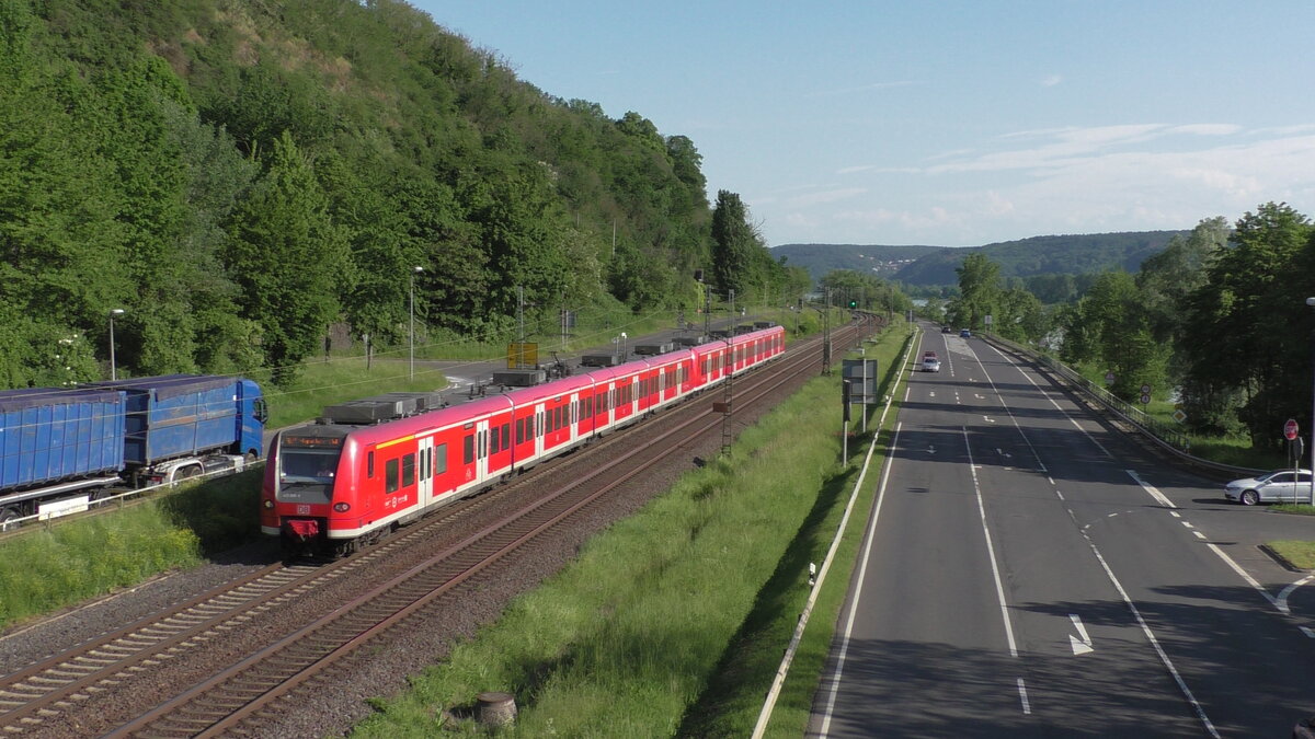 DB 425 095 und 452 099 als RE8 am rechten Rhein entlang Richtung Norden. (Leubsdorf, 02.06.2021)