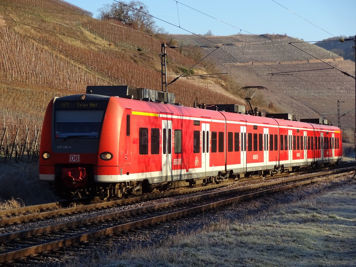 DB 425 128-6 am 04.12.2016 zwischen Wiltingen und Konz