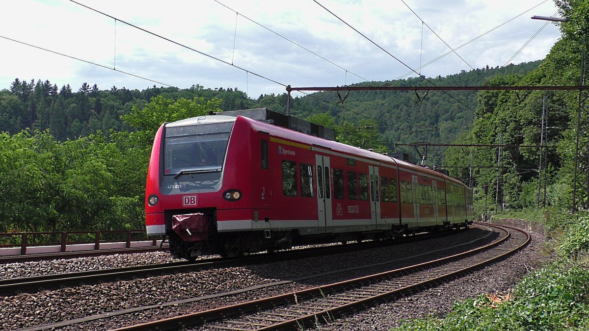 DB 425 130  Jägersfreude  fährt als RB71 nach Homburg(Saar) am 6.Juli 2017 in den Bahnhof Mettlach ein.