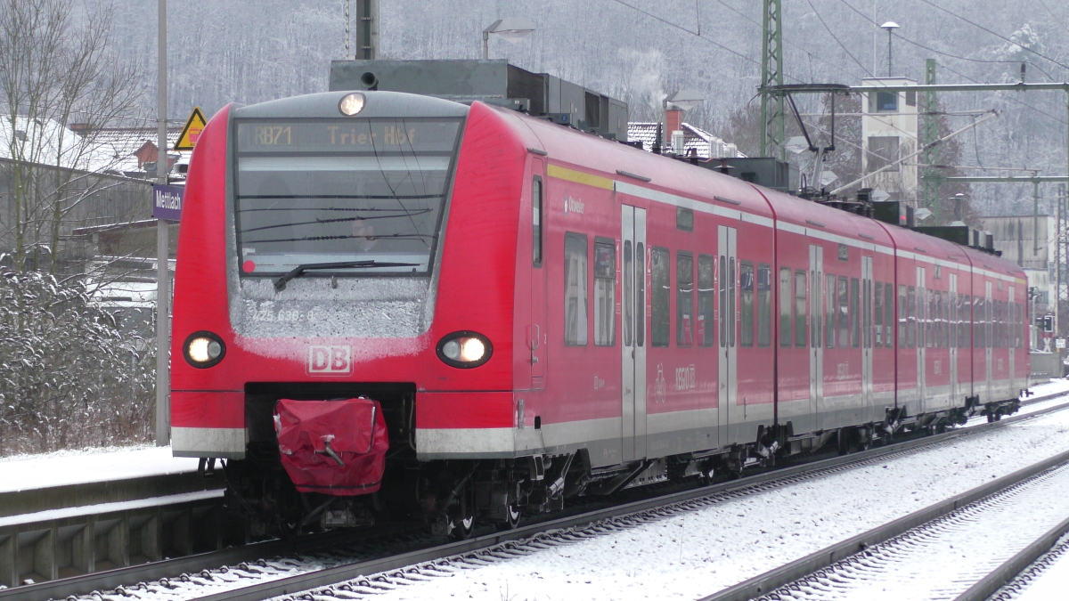 DB 425 136 steht am 10.01.2017 als RB71 nach Trier Hbf in Mettlach.