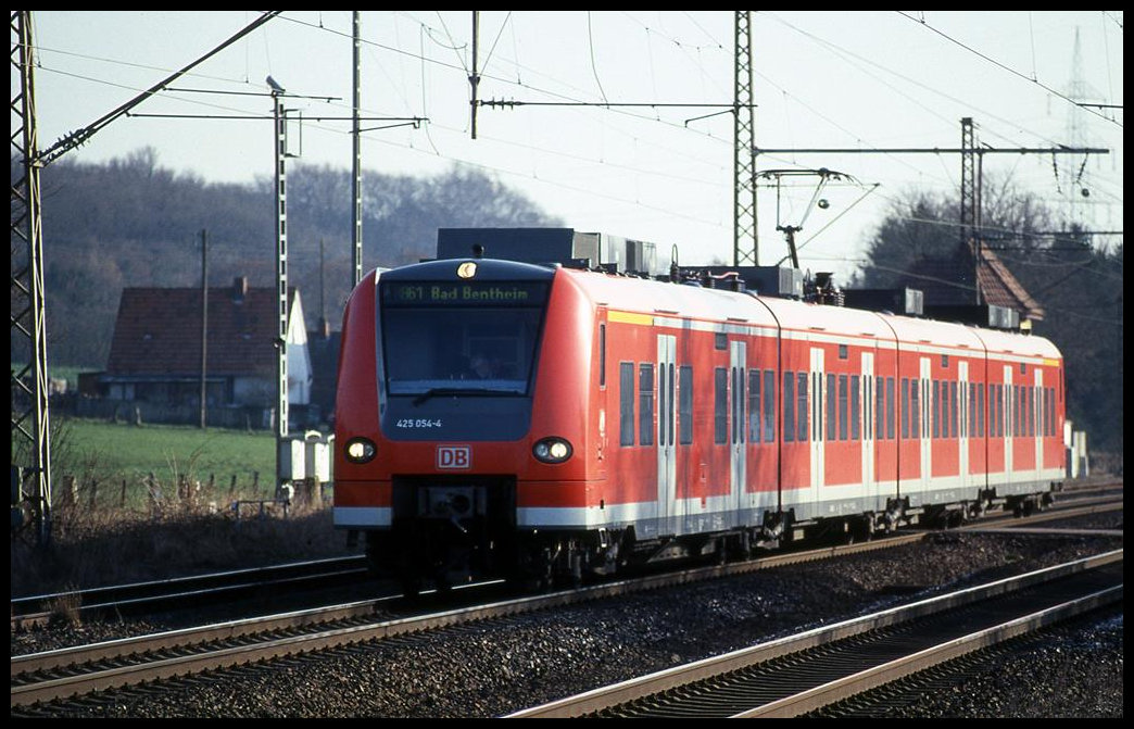 DB 425054 ist hier am 17.3.2002 um 10.27 Uhr in Westerkappeln Velpe als RB nach Rheine unterwegs.
