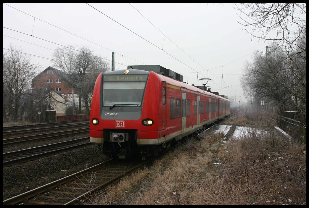 DB 425062-7 erreicht hier aus Osnabrück kommend am 29.1.2005 den Haltepunkt Hiddenhausen Schweicheln.