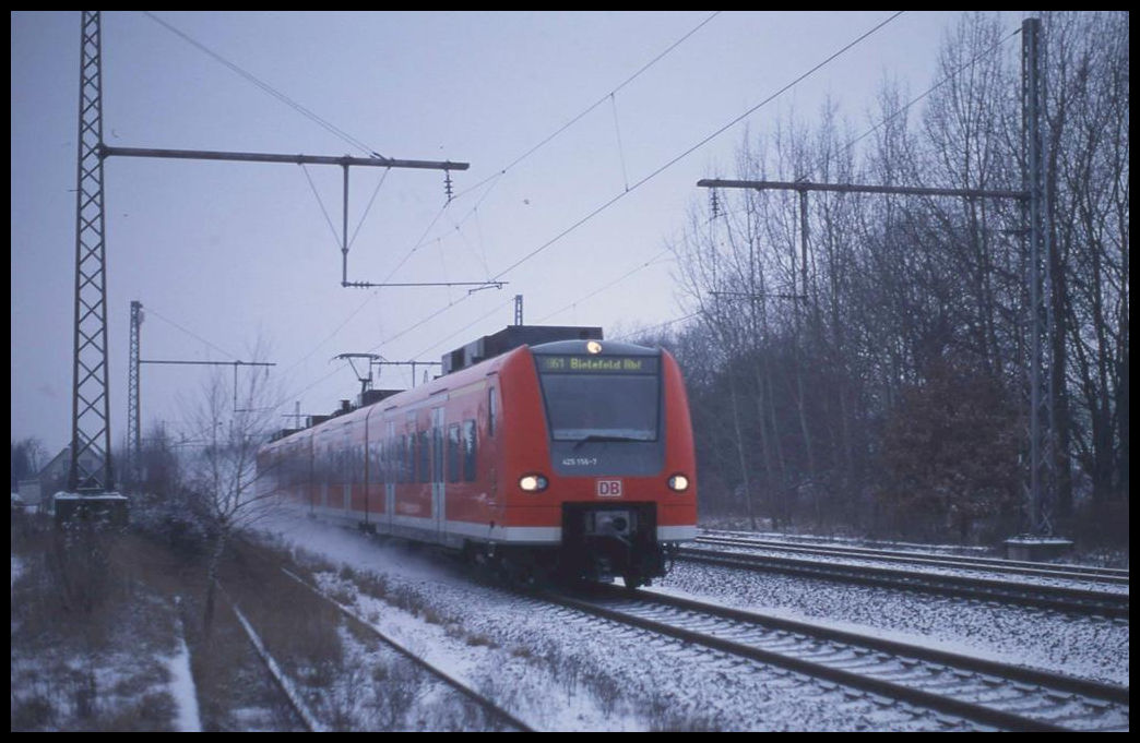 DB 425156-7 ist hier am ehemaligen Bahnhof Velpe am 4.1.2004 um 11.35 Uhr unterwegs nach Osnabrück.