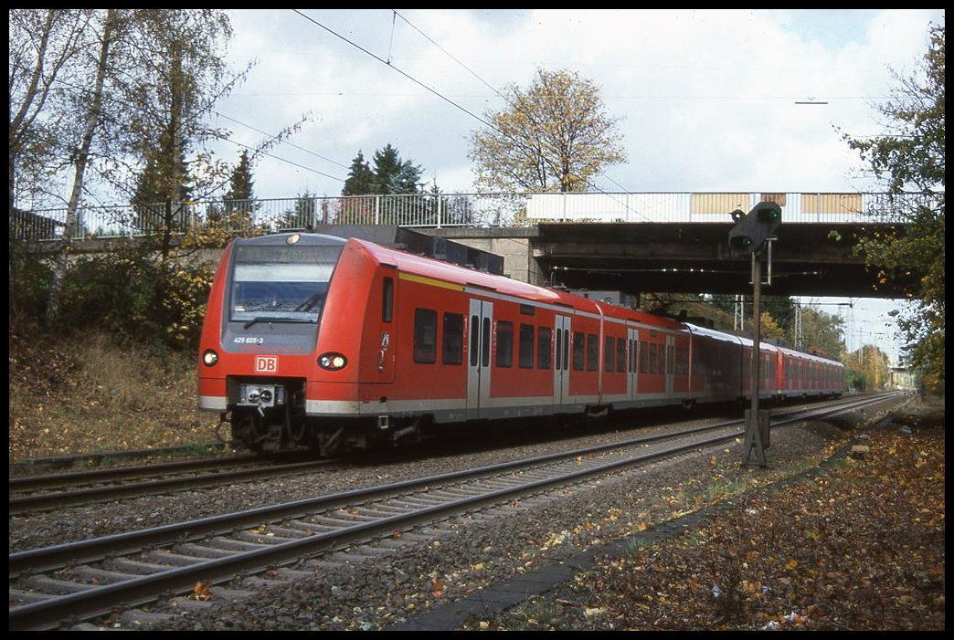 DB 425605 nach Solingen bzw. weiter nach Koblenz fährt hier am 26.10.02 um 11.40 Uhr in den Haltepunkt Haan ein.