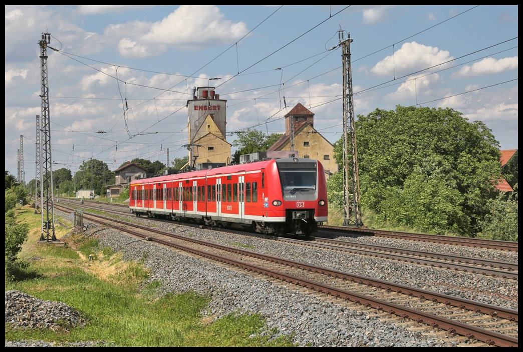 DB 426064-3 ist hier am 1.6.2022 um 16.10 Uhr bei Herrenberchtheim aus Richtung Würzburg zum nächsten Halt in Uffenheim unterwegs.