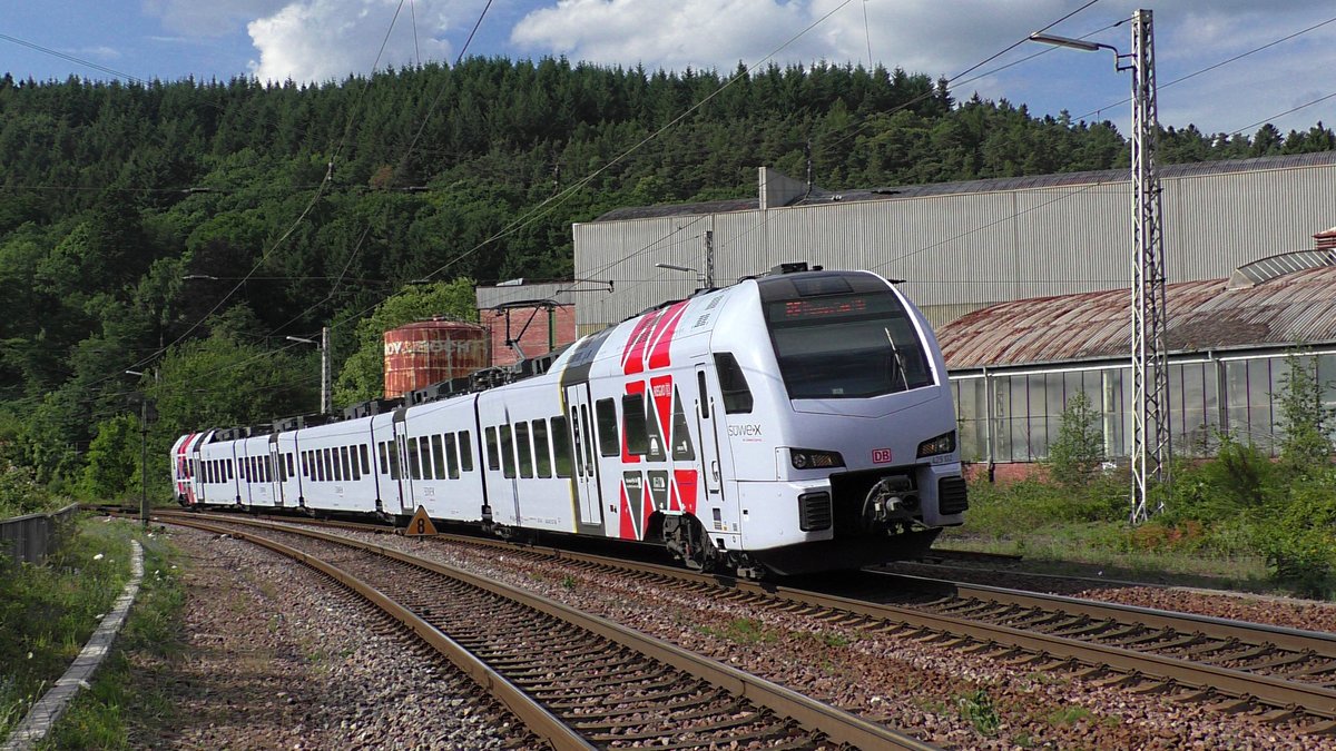 DB 429 102 SÜWEX fährt in den Bahnhof Mettlach ein. Wegen einer Baustelle in Besseringen fahren momentan alle Züge über Gleis 12.