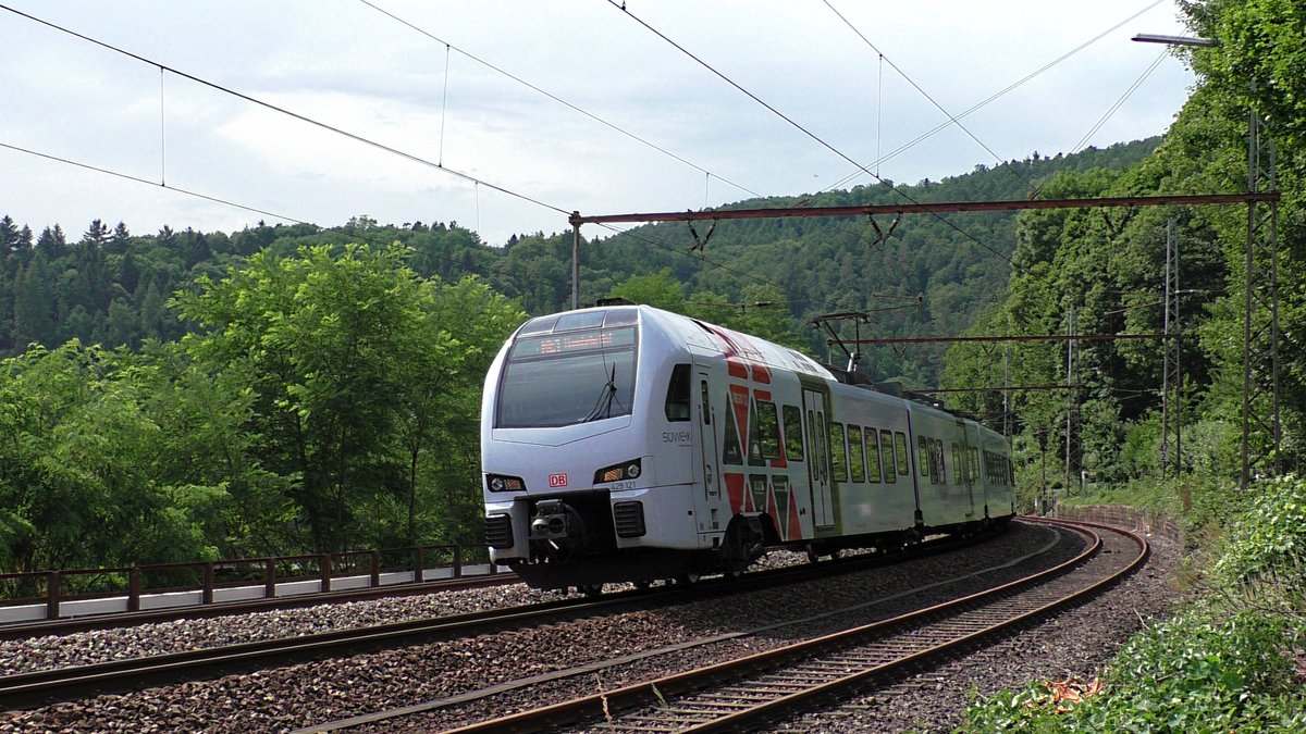 DB 429 121 SÜWEX als RE1 nach Mannheim Hbf ist am 6 Juli 2017 in der Einfahrt Mettlach.