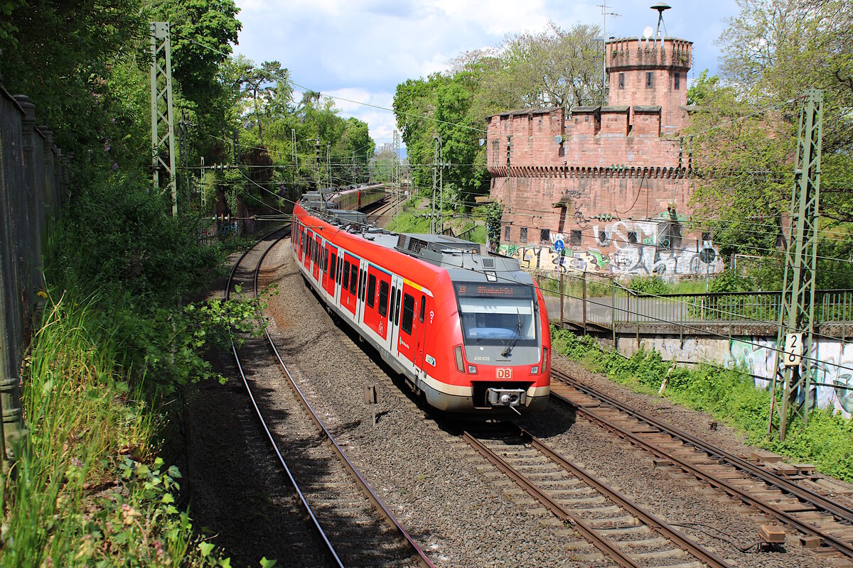 DB 430 135 ist auf der sogenannten Mainbahn unterwegs als S8 von Wiesbaden Hbf nach Offenbach Ost und wird in Kürze die Mainzer Südbrücke erreichen. (05.05.2023)