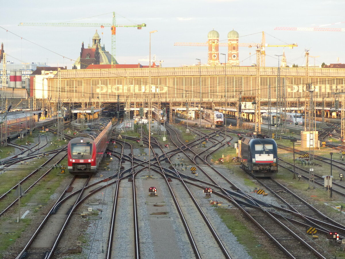 DB 440 026-3 als RE 4088 nach Passau, am 28.07.2021 bei der Ausfahrt in München Hbf.