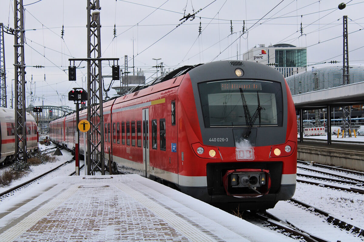 DB 440 026-3 erreicht als RE von Passau kommend den Münchener Hbf. (26.02.2023)