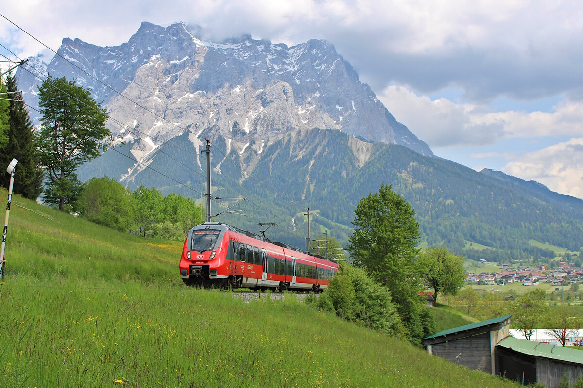 DB 442 208 fährt als RB60 von Garmisch-Partenkirchen nach Pfronten-Steinach und erreicht hier vor der Kulisse der Zugspitze in Kürze Lermoos. (27.05.2023)