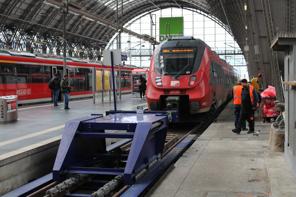 DB 442 282 als RB 15111 aus Dillenburg, am 03.04.2024 in Frankfurt (M) Hbf.