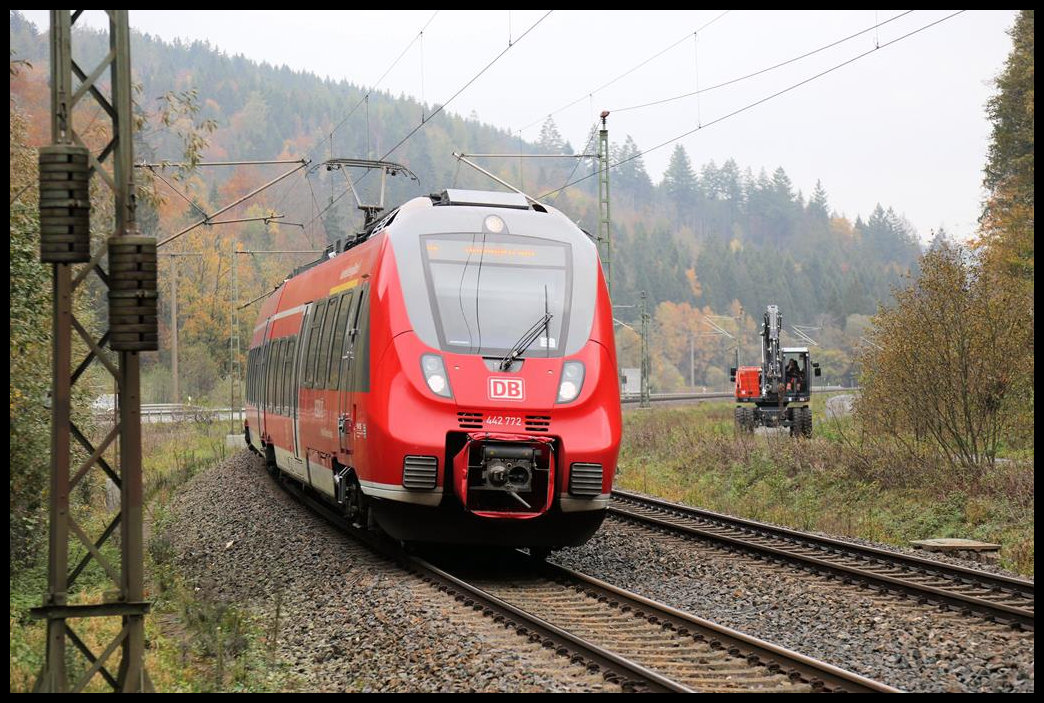 DB 442772 hat die mächtige Steigung der Frankenwaldbahn hinter sich und ist nun hier am 23.10.2019 um 11.50 Uhr kurz vor Pressig-Rothenkirchen auf Talfahrt in Richtung Nürnberg. 