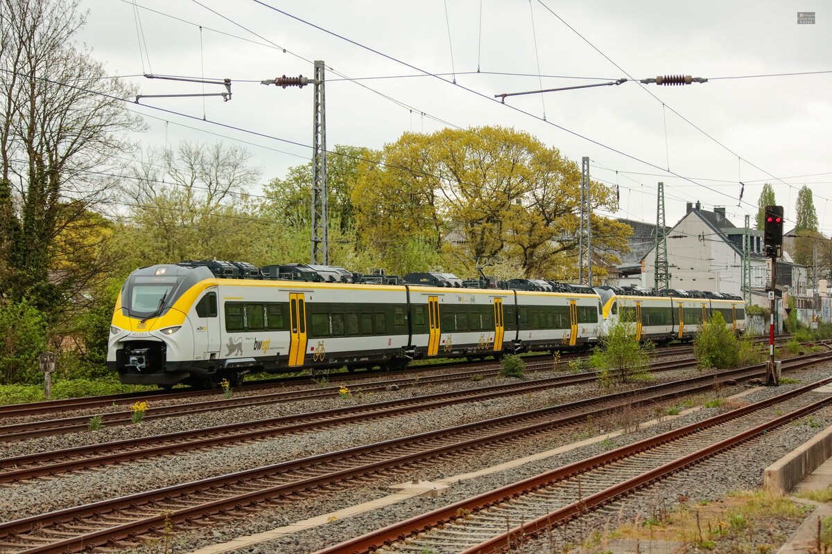DB 463 516-5 bwegt & DB 463 514-0 in Wuppertal, April 2025.