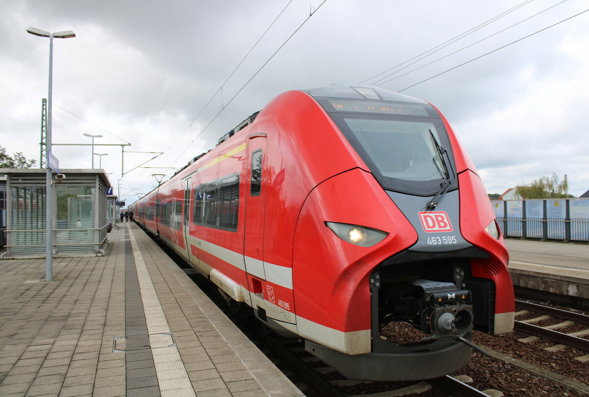 DB 463 595 als RE 18386 von Eilenburg nach Frankfurt (Oder), am 10.10.2023 in Falkenberg (Elster).