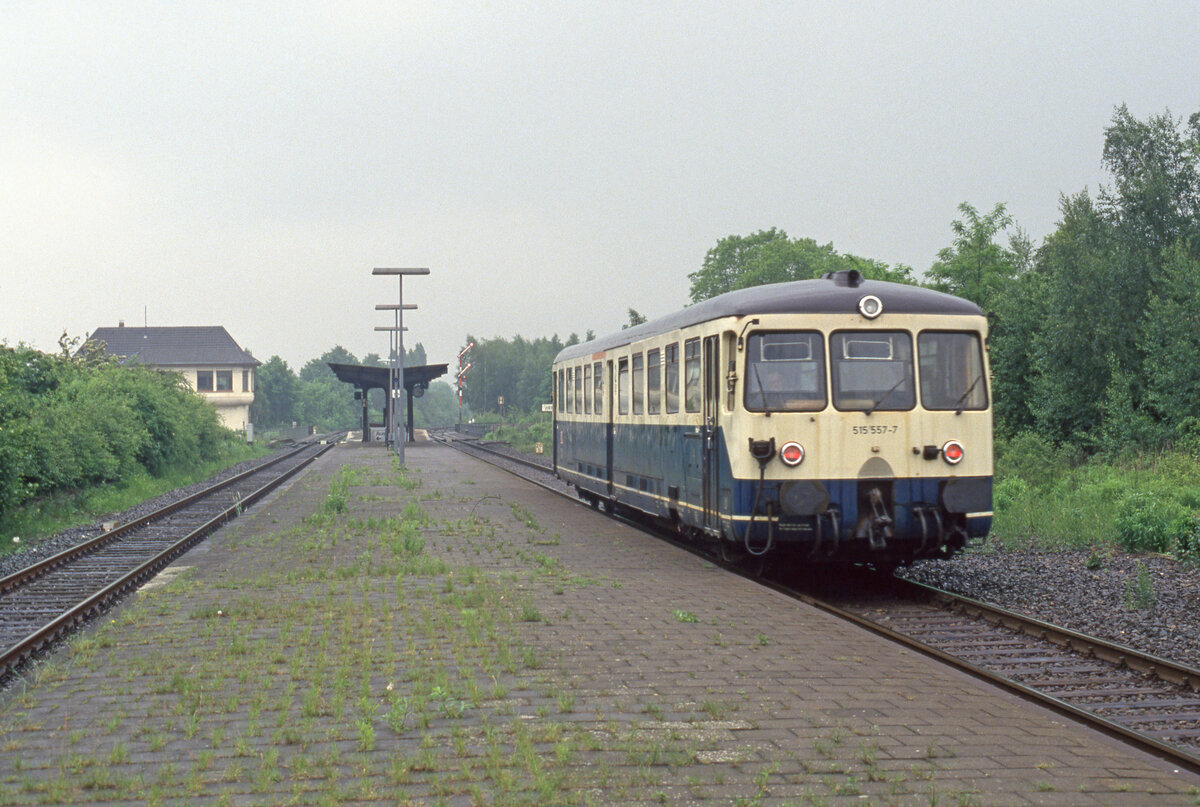 DB 515 557-7 als Zug 7383 von Oberhausen Hbf nach Coesfeld bei der Ankunft (Nachschuss) im Bahnhof Hervest-Dorsten am 20.05.1994, 16.17u. Im Hintergrund erkennt man Stellwerk  Hdf . Scanbild 6526, Fujichrome100.