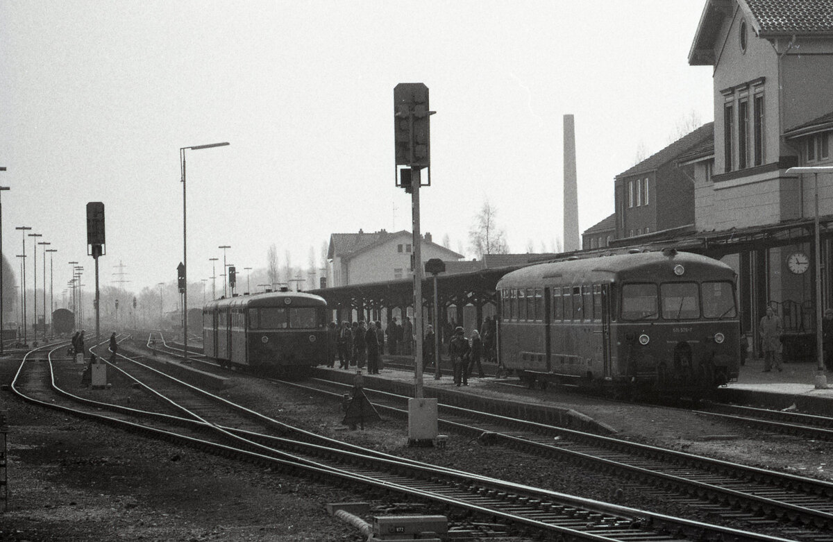 DB 515 576-7 wartet am Bahnsteig in Kleve am 05.03.1977. Einsatz (später) vermutlich als Zug 8700 (Kleve - Nijmegen). Die Schienenbuseinheit ist als Sonderzug aus Nijmegen eingefahren. Scanbild 90958, Kodak Tri-X pan.
