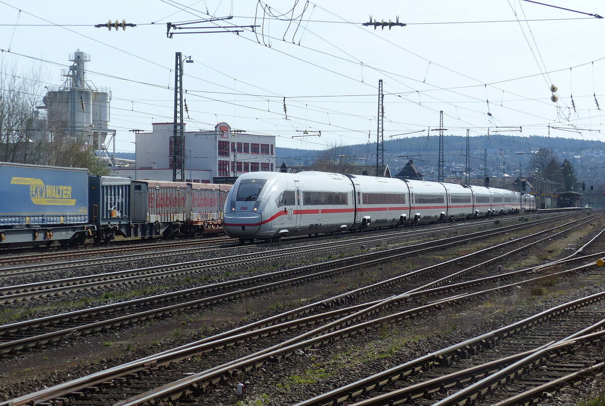 DB 5812 010 als ICE 598 von München Hbf nach Berlin Hbf (tief), am 11.04.2022 in Bad Hersfeld.