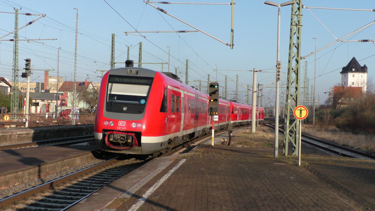 DB 612 029 fährt mit einem weiteren 612 am 28.02.2022 als RE3 nach Jena-Göschwitz aus dem Bahnhof Weimar aus.