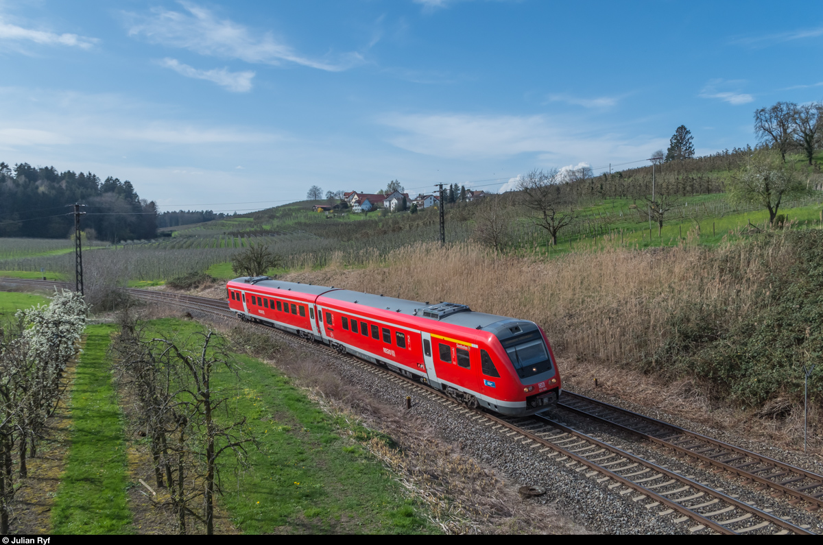 DB 612 089 ist am 4. April 2016 als RE 3998 von Lindau Hbf nach Wangen im Allgäu unterwegs. Aufgenommen bei Taubenberg.