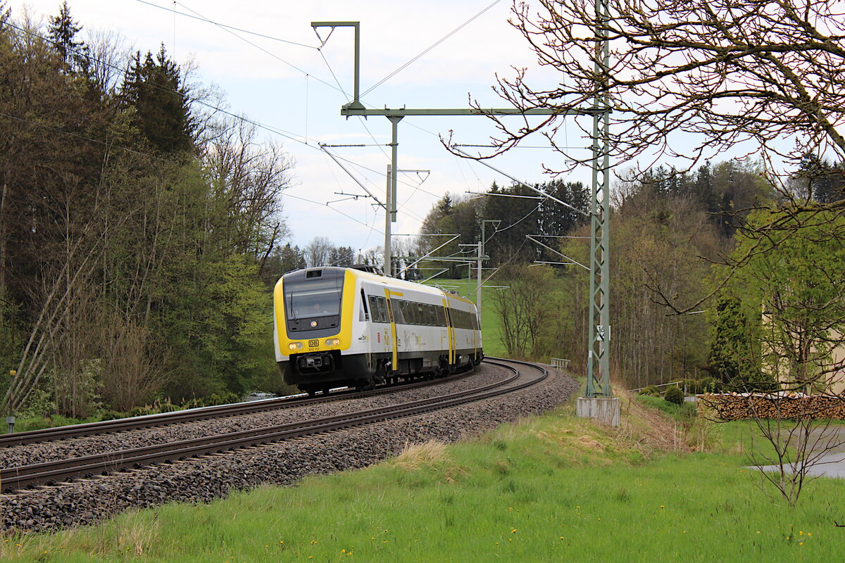 DB 612 113 legt sich als IRE3 von Ulm nach Friedrichshafen im Schussentobel südlich von Aulendorf in den Bogen. (30.04.2022)