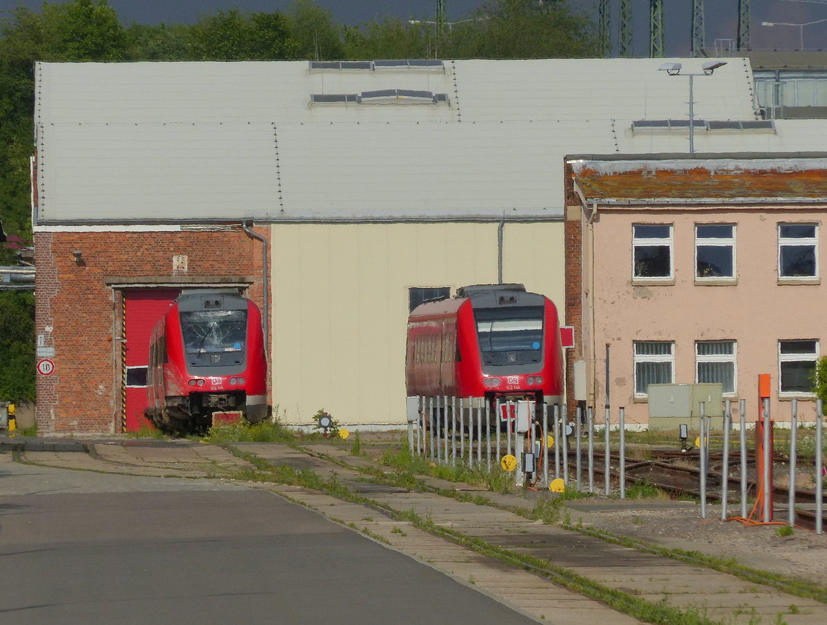 DB 612 144 und 612 644, einer der Unfallzüge von Stadtroda, am 07.07.2017 im DB Werk Erfurt. Von der Straße aus fotografiert.