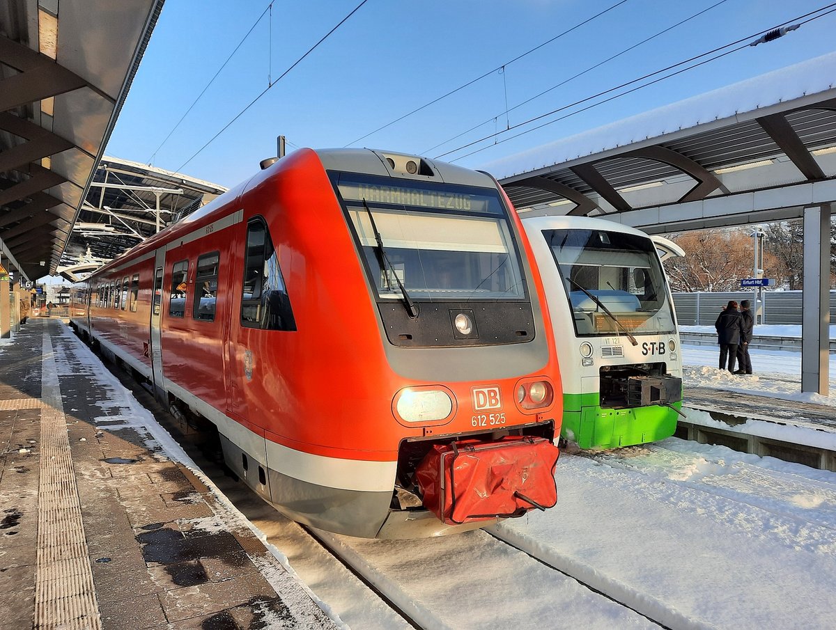 DB 612 525 als  Warmhaltezug , am 09.02.2021 in Erfurt Hbf. Nach dem  Wintereinbruch  am 08.02.2021 wurde der Triebwagen zum aufwrmen der Reisenden am Bahnsteig 6 bereitgestellt.