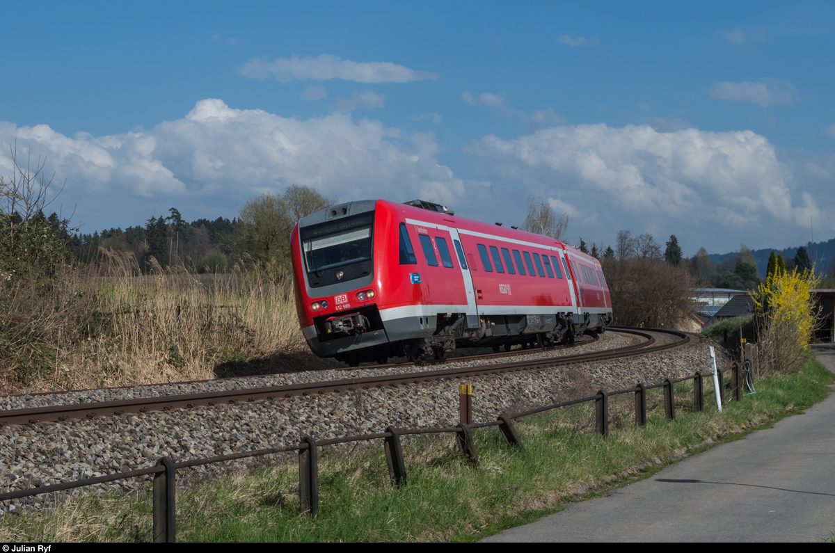 DB 612 589 legt sich bei Lindau-Schönau in die Kurve. Am 4. April 2016 ist er als RE 29324 von Oberstaufen nach Lindau Hbf unterwegs.