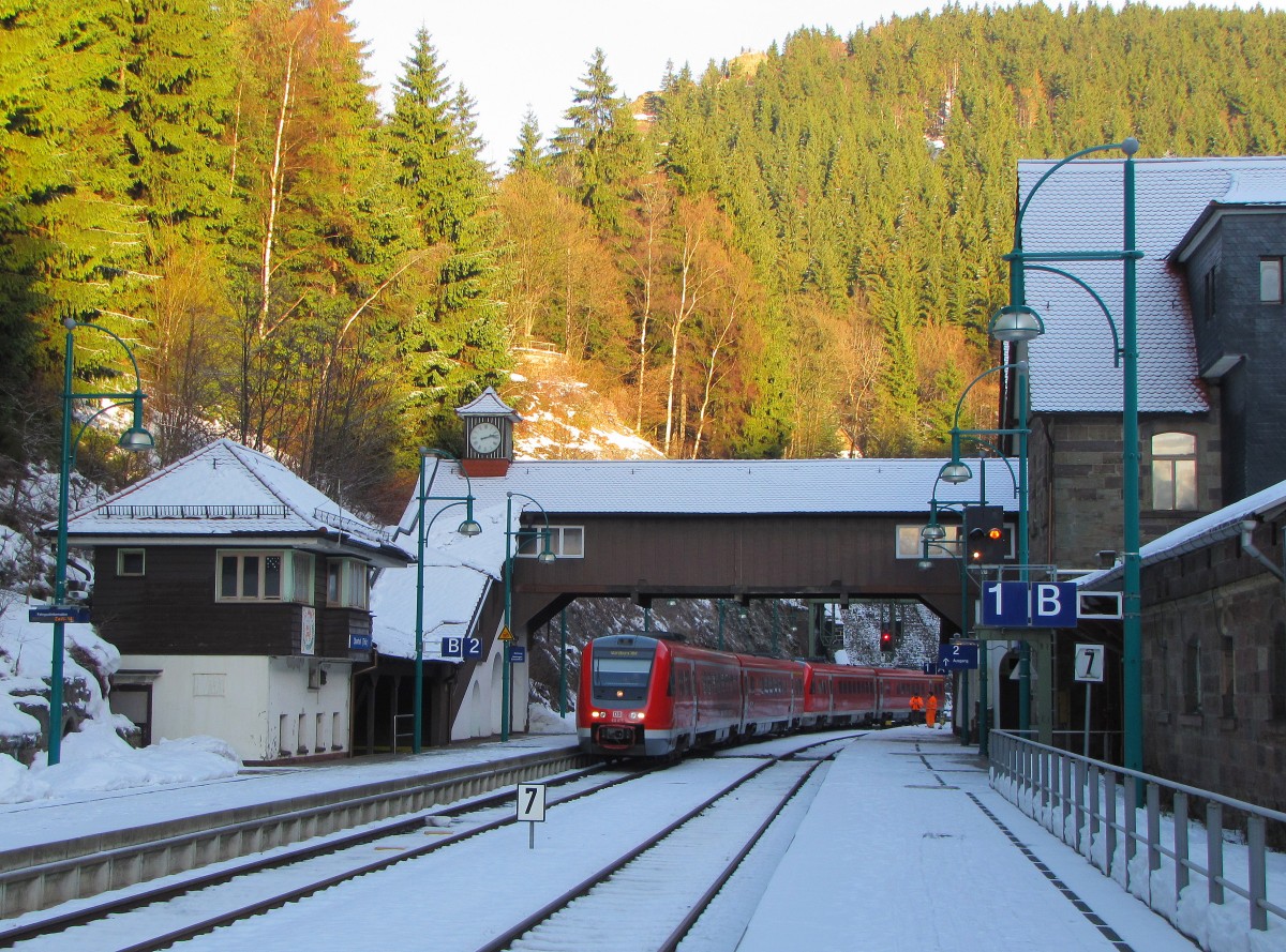 DB 612 675 + 612 616 als RE 3811 von Erfurt Hbf nach W�rzburg Hbf, am 16.12.2013 in Oberhof (Th�r). Der Zug ist eigentlich eine Direktverbindung aus Altenburg nach W�rzburg. Er �ndert in Erfurt seine Zugnummer, d.h. er kam als RE 3706 aus Altenburg.