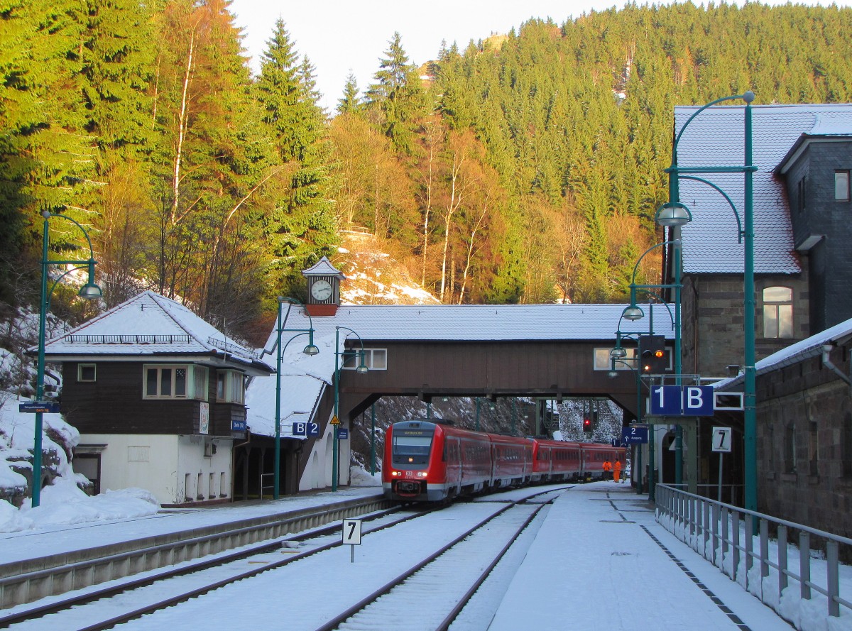DB 612 675 + 612 616 als RE 3811 von Erfurt Hbf nach Wrzburg Hbf, am 16.12.2013 in Oberhof (Thr). Der Zug ist eigentlich eine Direktverbindung aus Altenburg nach Wrzburg. Er ndert in Erfurt seine Zugnummer, d.h. er kam als RE 3706 aus Altenburg.