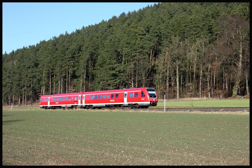 DB 612012 ist hier am 24.2.2018 bei Harsdorf auf dem Weg nach Bayreuth.