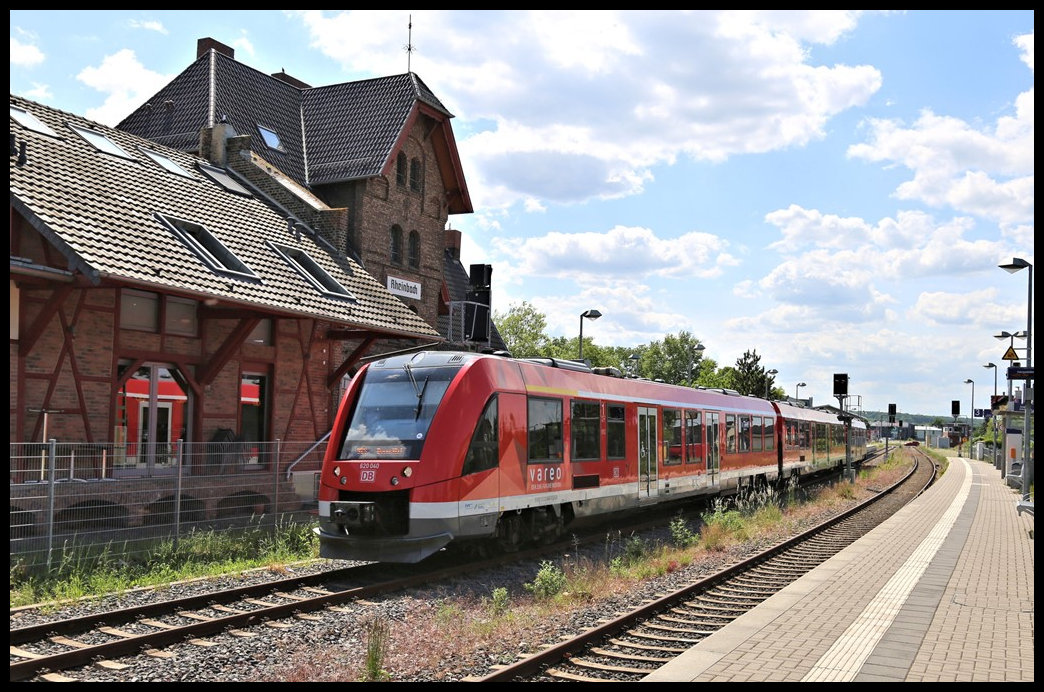 DB 620040 ist gerade am Bahnsteig in Rheinbach abgefahren und passiert hier am 18.5.2022 um 14.52 Uhr auf der Fahrt nach Bonn das alte inzwischen gastronomisch genutzte Bahngebäude von Rheinbahn.