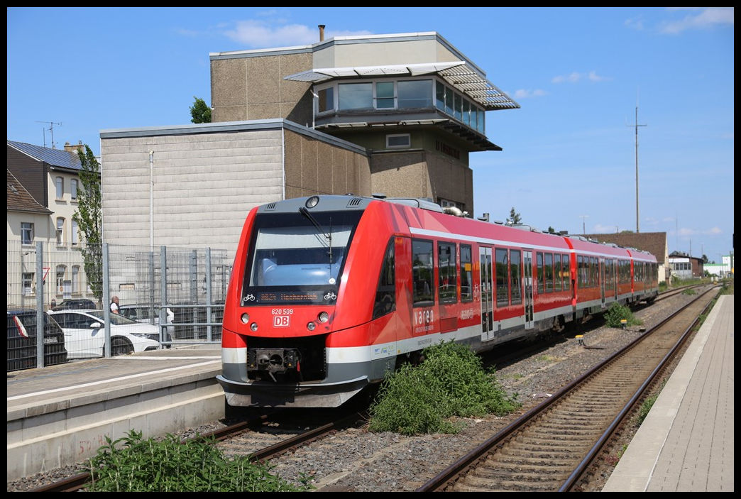 DB 620509 fährt hier als RB nach Mechernich am 18.05.2022 um 15.28 Uhr in den Bahnhof Euskirchen ein.