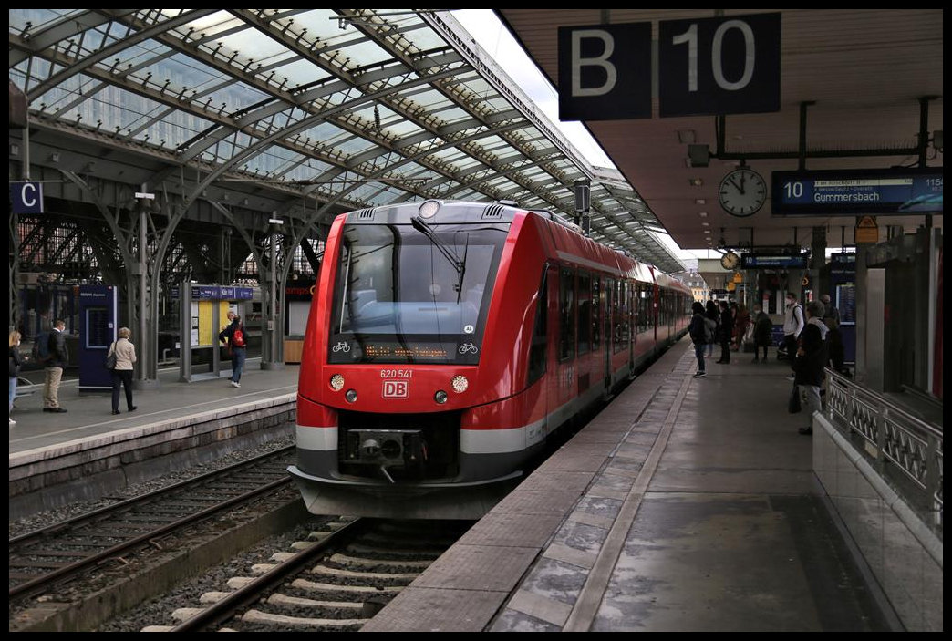 DB 620541 nach Gummersbach fährt am 14.5.2021 um 11.57 Uhr in Köln HBF Gleis 1o ein.
Der LED Aufforderung NICHT EINSTEIGEN leisteten wir zum Glück keine Folge!
