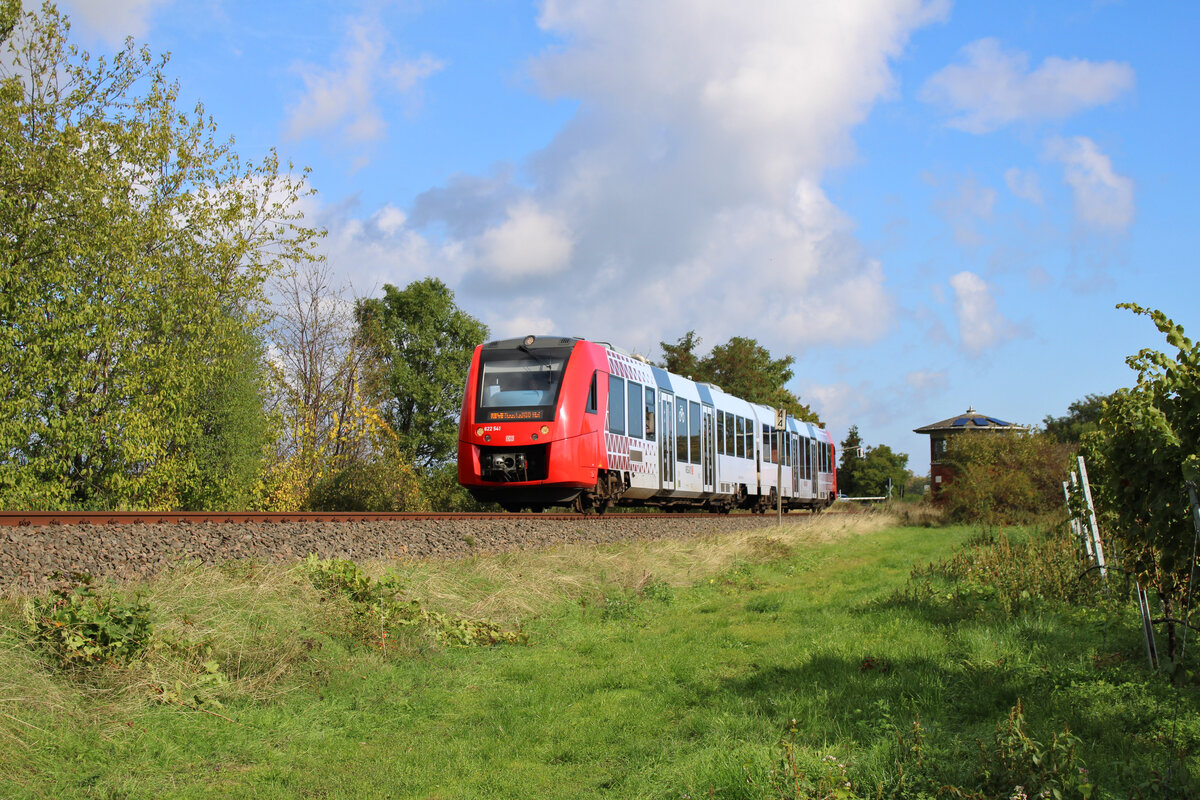 DB 622 041 fährt am alten Schrankenwärterposten zwischen Deidelsheim und Mußbach vorbei mit Fahrziel Neustadt(Weinstr)Hbf. (03.10.2022)