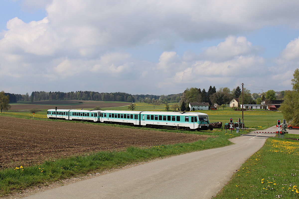 DB 628 436  Anna  und 628 486  Maria  sind am 01.05.2022 im Rahmen ihrer Abschiedsfahrt bei DB Regio in Baden-Württemberg von Ulm nach Triberg unterwegs. Hier sind die beiden mintfarbenen Triebwagen zwischen Altshausen und Bad Saulgau unterwegs.
