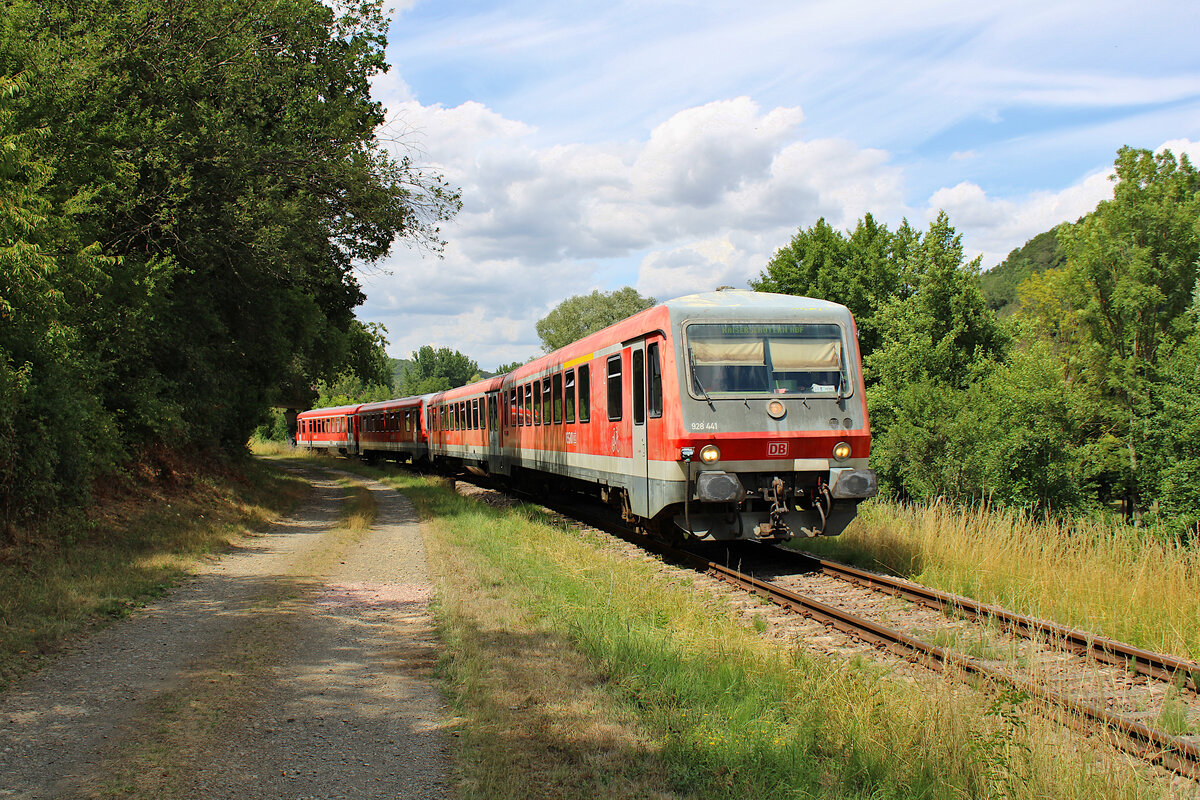 DB 628 441 und 628 445 sind auf der Lautertalbahn bei Heinzenhausen unterwegs in Richtung Kaiserslautern Hbf. (17.07.2023)