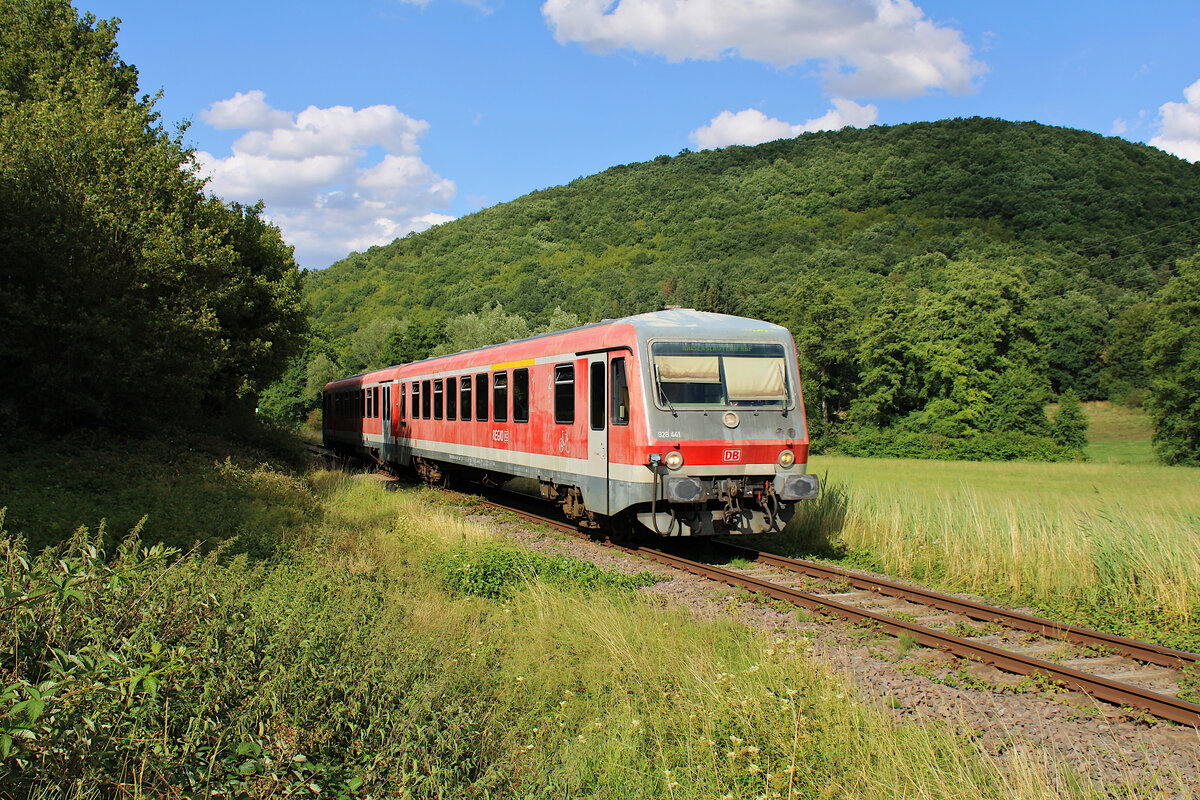 DB 628 441 ist auf der Lautertalbahn bei Reckweilerhof unterwegs in Richtung Kaiserslautern Hbf. (17.07.2023)