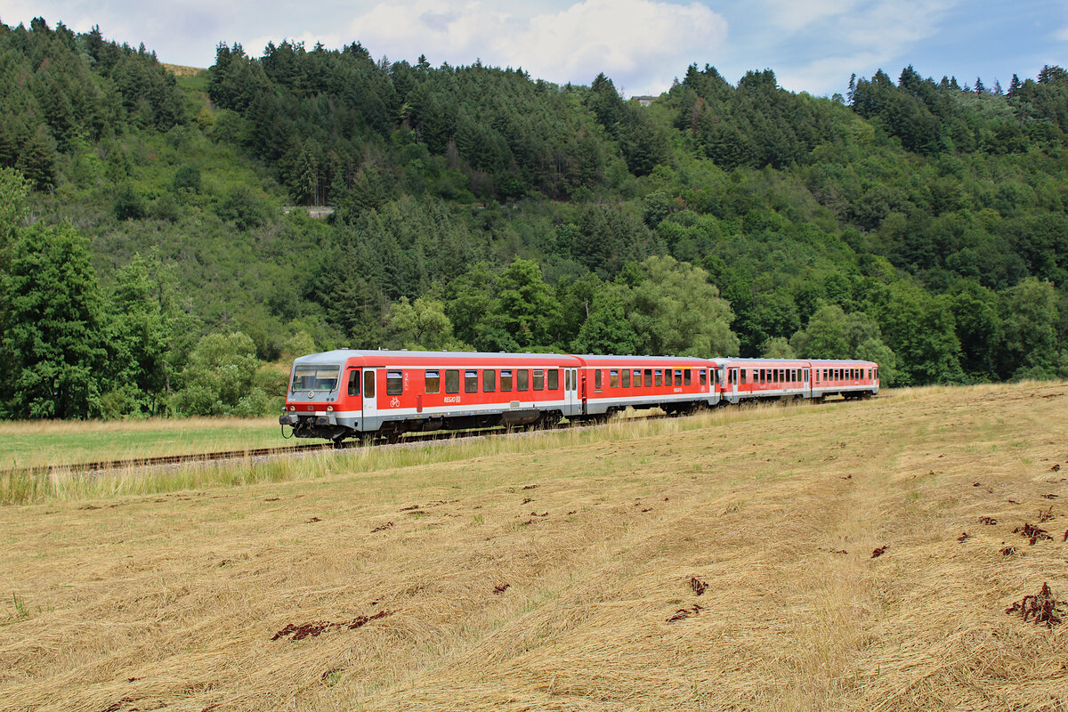 DB 628 445 und 628 441 sind auf der Lautertalbahn bei Heinzenhausen unterwegs in Richtung Lauterecken-Grumbach. (17.07.2023)