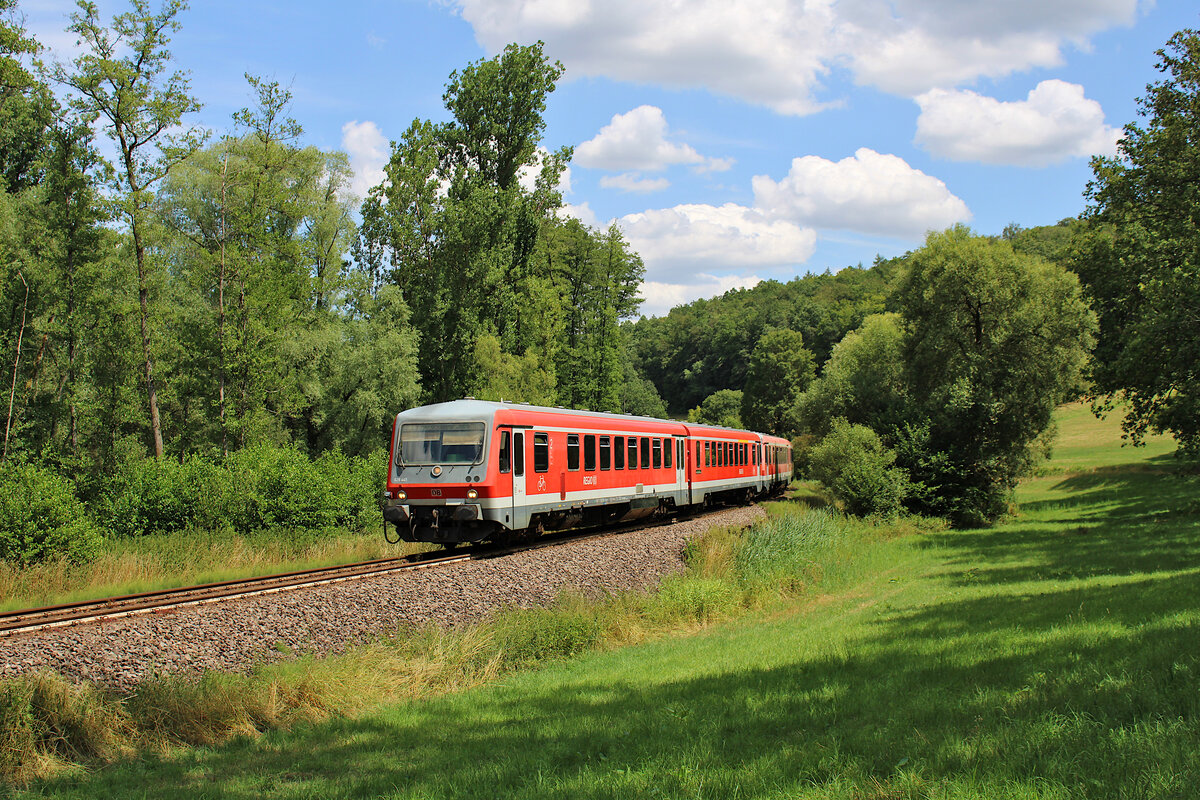 DB 628 445 und 628 441 sind auf der Lautertalbahn kurz vor Sulzbachtal unterwegs in Richtung Lauterecken-Grumbach. (17.07.2023)
