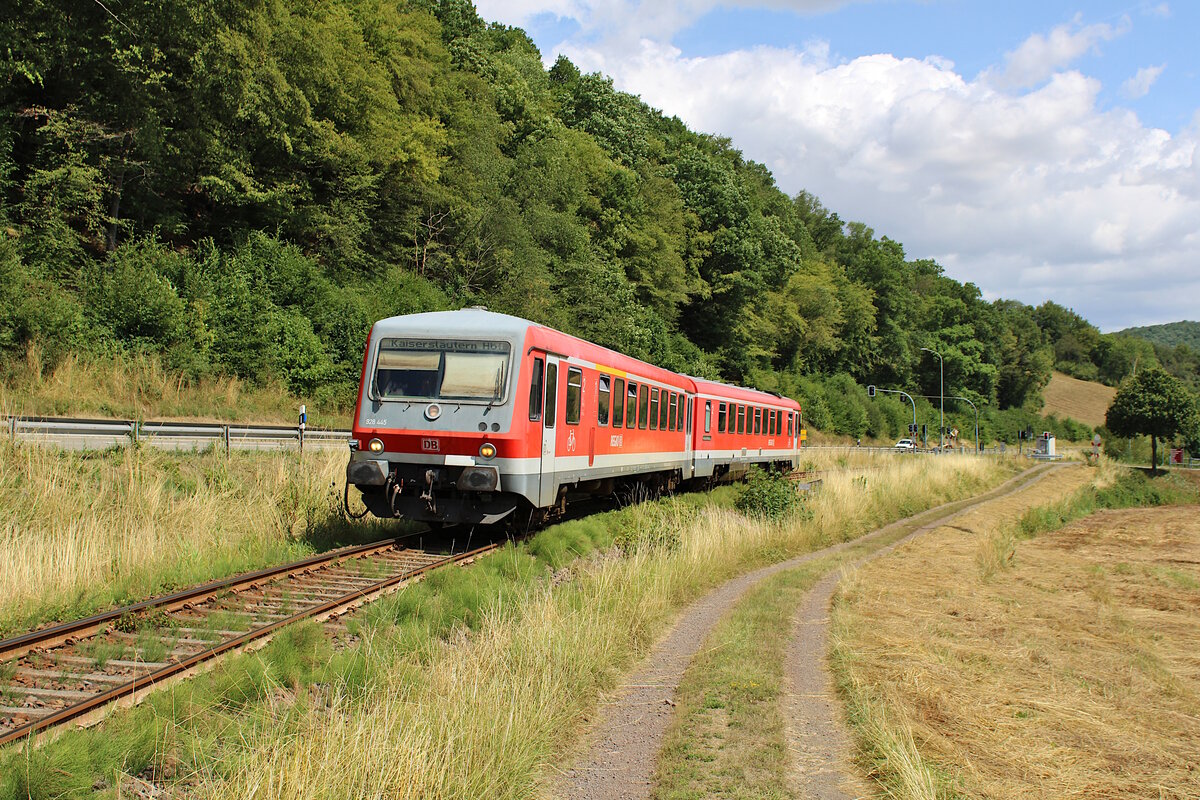 DB 628 445 ist auf der Lautertalbahn bei Reckweilerhof unterwegs nach Kaiserslautern Hbf. (17.07.2023)