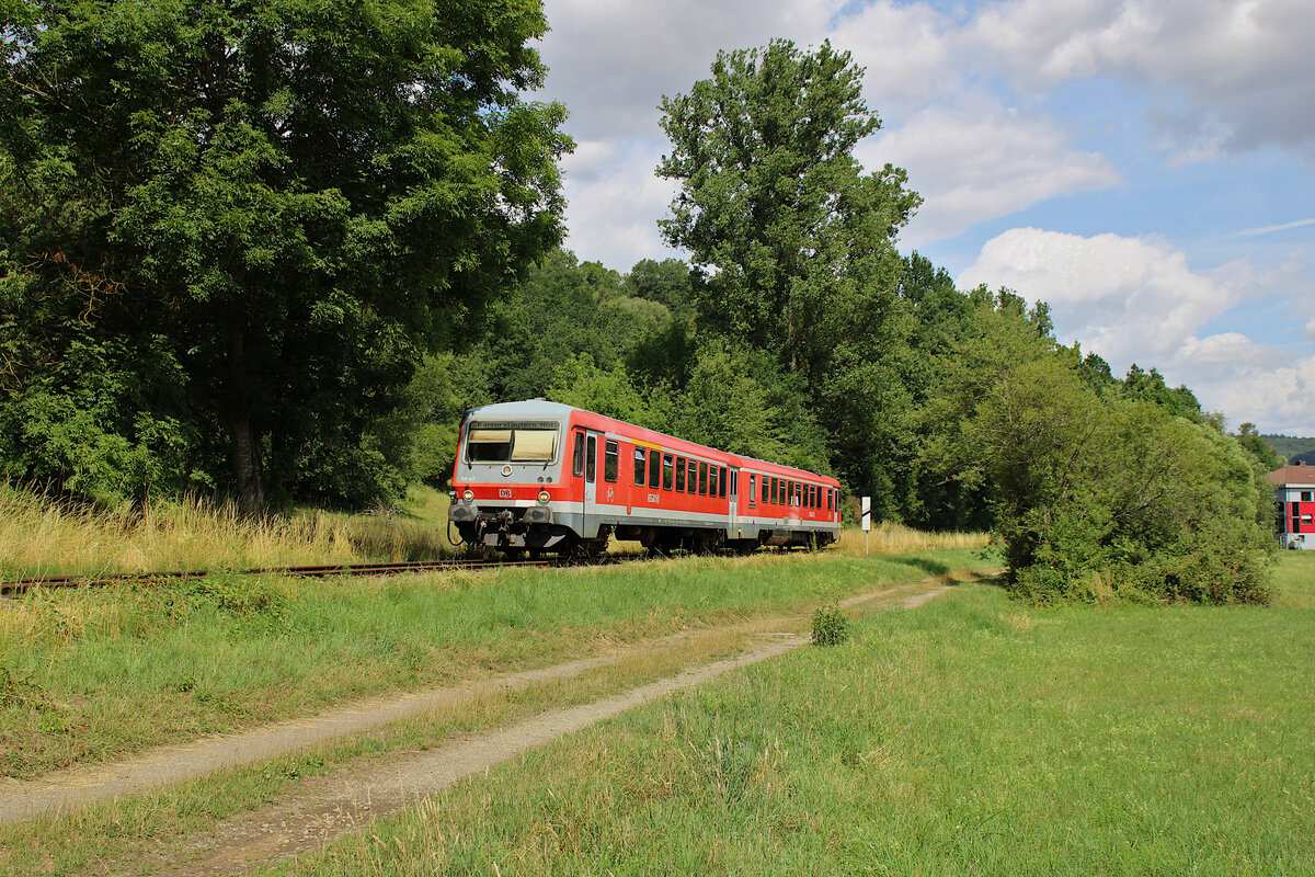 DB 628 445 verlässt Lauterecken-Grumbach zur Fahrt über die Lautertalbahn nach Kaiserslautern Hbf. (17.07.2023)