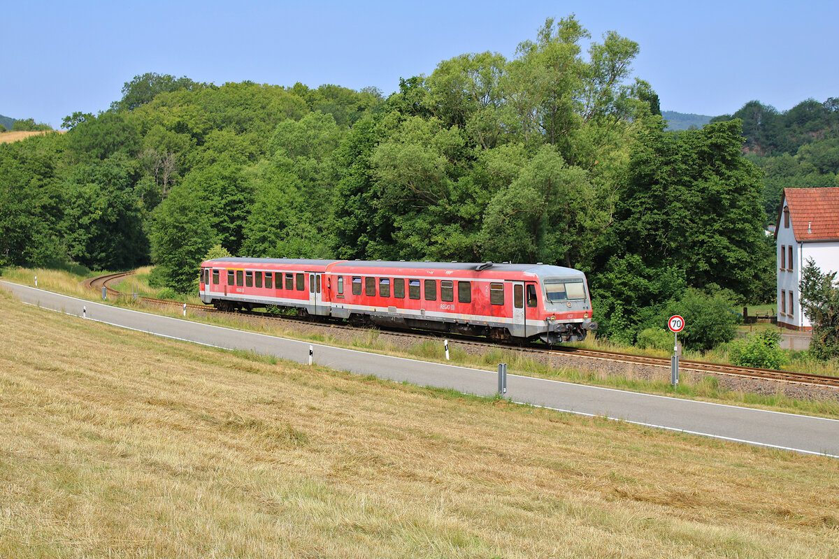 DB 628 453 fährt als Regionalbahn aus Lauterecken-Grumbach in Richtung Kaiserslautern, hier kurz vor erreichen des Bahnhofs Olsbrücken. (26.06.2023)