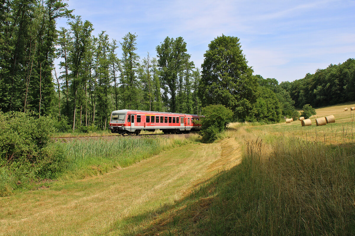 DB 628 453 fährt als Regionalbahn von Kaiserslautern Hbf nach Lauterecken-Grumbach und erreicht in Kürze den Haltepunkt Sulzbachtal. (26.06.2023)